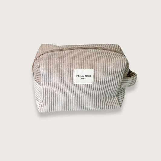 Lille&nbsp; og rummelig toilettaske i beige fløjl fra det lille spanske mærke De la Mur.&nbsp;  En blød, rummelig og virkelig pæn lille toilettaske, der rummer meget mere, end man skulle tro.