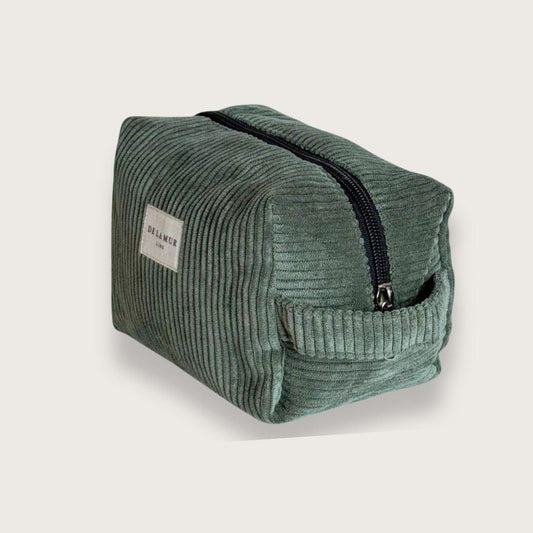 Lille&nbsp; og rummelig toilettaske i beige fløjl fra det lille spanske mærke De la Mur.&nbsp;  En blød, rummelig og virkelig pæn lille toilettaske, der rummer meget mere, end man skulle tro.&nbsp;  Toilettasken er syet i tykt og luksuriøst fløjl og har et enkelt, men gennemført udtryk, så du får lyst til at have stående fremme.