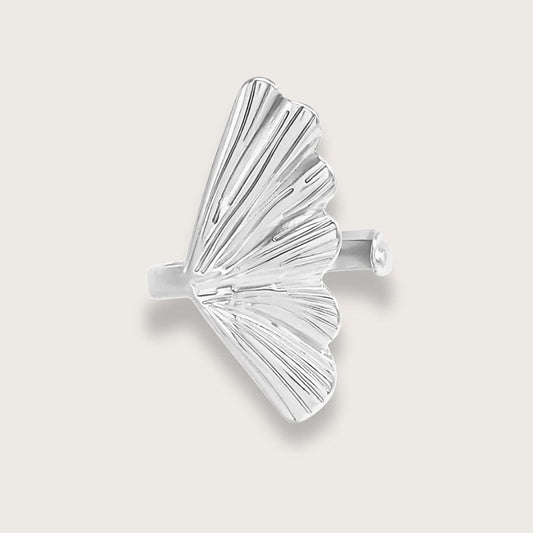 Choupie er en vandfast ring, der tåler hverdagens slid, vand, sved og parfume og holder sig smuk i mange år.   Smuk statementring med elegant gingkoblad. Højpoleret rustfrit stål. Choupie er velegnet som hverdagsring, da den er både vandfast og slidstærk. Skøn gaveidé.