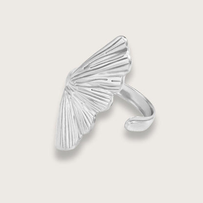 Choupie er en vandfast ring, der tåler hverdagens slid, vand, sved og parfume og holder sig smuk i mange år.   Smuk statementring med elegant gingkoblad. Højpoleret rustfrit stål. Choupie er velegnet som hverdagsring, da den er både vandfast og slidstærk. Skøn gaveidé.