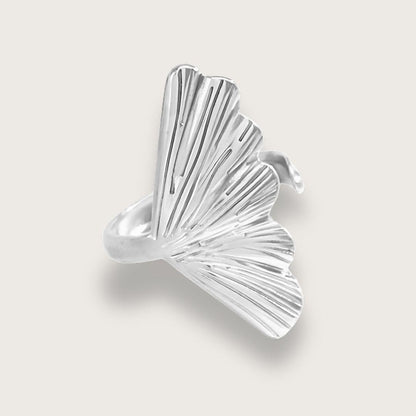 Choupie er en vandfast ring, der tåler hverdagens slid, vand, sved og parfume og holder sig smuk i mange år.   Smuk statementring med elegant gingkoblad. Højpoleret rustfrit stål. Choupie er velegnet som hverdagsring, da den er både vandfast og slidstærk. Skøn gaveidé.