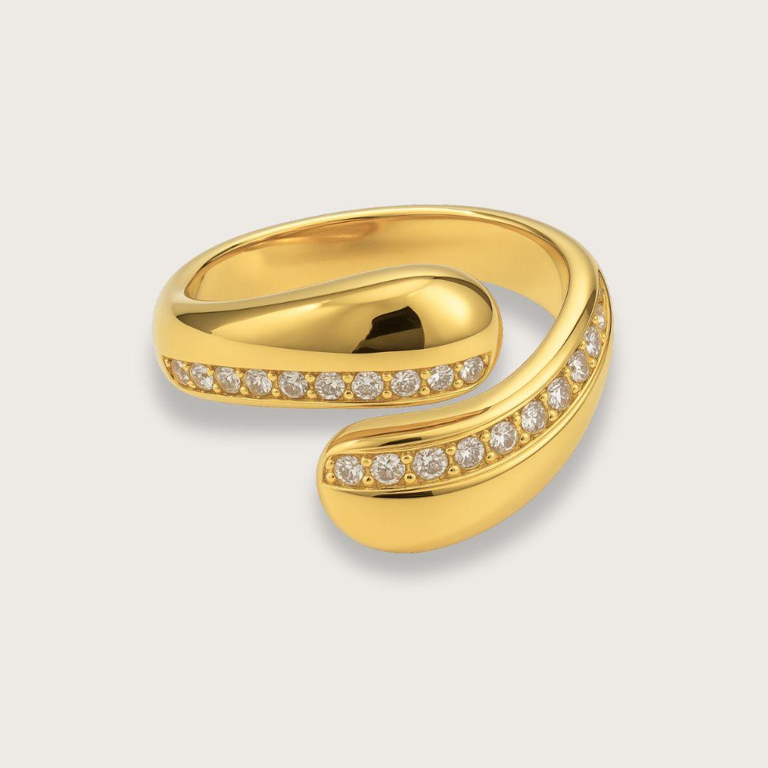 Claire guldbelagt statementring med zirkoner · Chunky smykker  Guldbelagt statementring med stor perle. Smuk chunky ring med vandfast PVD-belægning.  En skulpturel ring til dig, der elsker chunky guldfarvede smykker. Vandfaste ringe til kvinder. 