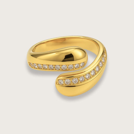 Claire guldbelagt statementring med zirkoner · Chunky smykker  Guldbelagt statementring med stor perle. Smuk chunky ring med vandfast PVD-belægning.  En skulpturel ring til dig, der elsker chunky guldfarvede smykker. Vandfaste ringe til kvinder. 