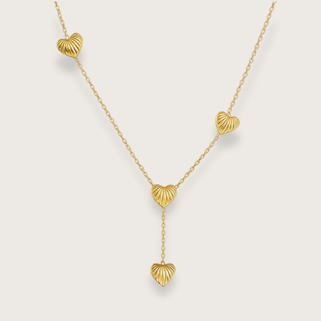 hjertehalskæde, halskæde guld, 18k forgyldt, PVD smykke, vandfast smykke, guldhalskæde kvinder, gave til hende, Valentinsgave, julegave, fødselsdagsgave, romantisk smykke, fransk inspireret, moderne klassiker, riflet hjerte, kæde 40+5 cm, rustfrit stål smykke, holdbart smykke, elegant halskæde, Chant du Matin smykker