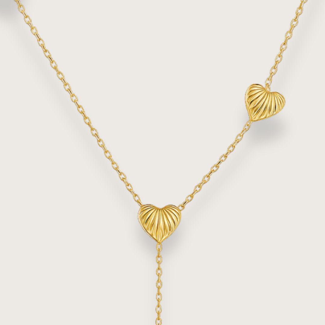 hjertehalskæde, halskæde guld, 18k forgyldt, PVD smykke, vandfast smykke, guldhalskæde kvinder, gave til hende, Valentinsgave, julegave, fødselsdagsgave, romantisk smykke, fransk inspireret, moderne klassiker, riflet hjerte, kæde 40+5 cm, rustfrit stål smykke, holdbart smykke, elegant halskæde, Chant du Matin smykker