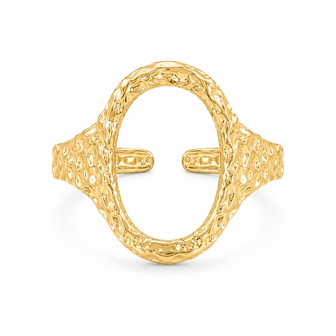 Forgyldt oval ring i rustfrit stål med banket overflade

Elvira-ringen er designet med en markant organisk silhuet og en åben oval front, der giver ringen et mere skulpturelt udtryk end klassiske guldringe. Den hamrede overflade skaber ujævne refleksioner i metallet og giver ringen mere dybde, struktur og karakter fra alle vinkler.

Elvira er en guldring, der tilfører form, struktur og mere kant til selv en enkel styling.

Ringen er fremstillet i rustfrit stål med vandfast PVD-forgyldning

oval ring