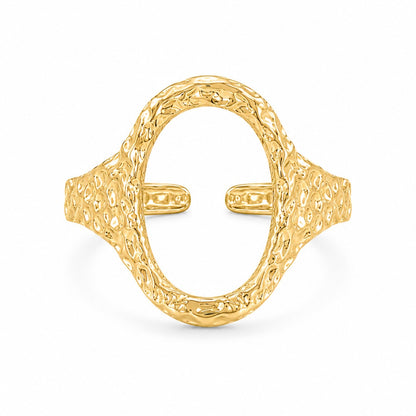 Forgyldt oval ring i rustfrit stål med banket overflade

Elvira-ringen er designet med en markant organisk silhuet og en åben oval front, der giver ringen et mere skulpturelt udtryk end klassiske guldringe. Den hamrede overflade skaber ujævne refleksioner i metallet og giver ringen mere dybde, struktur og karakter fra alle vinkler.

Elvira er en guldring, der tilfører form, struktur og mere kant til selv en enkel styling.

Ringen er fremstillet i rustfrit stål med vandfast PVD-forgyldning

oval ring