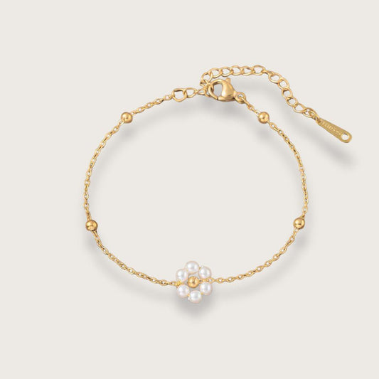 Klassisk guldbelagt armbånd med en sød lille perleblomst. Et smukt og elegant blomsterarmbånd til kvinder - en oplagt gaveidé til din veninde, søster eller mor.