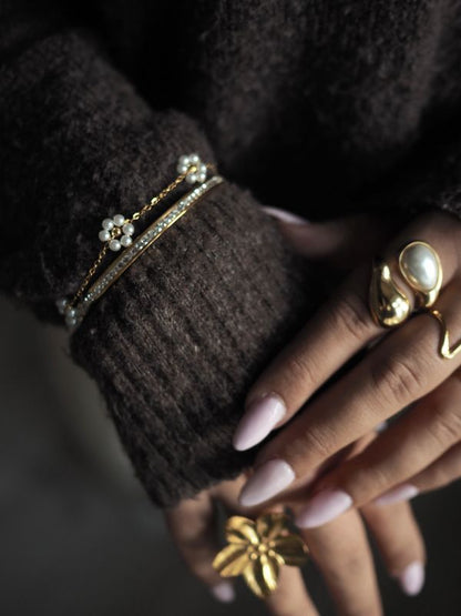 Smukt guldbelagt armbånd med 3 små perleblomster. Vandfaste smykker til kvinder. Budgetvenlige smykker til hverdag og gave. Guldbelagte smykker.