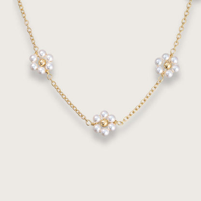 Vandfast blomsterhalskæde. Guldbelagt halskæde med perleblomster. Vandfaste smykker til kvinder. Misfarves ikke. Smykker med perler. Perlehalskæde.