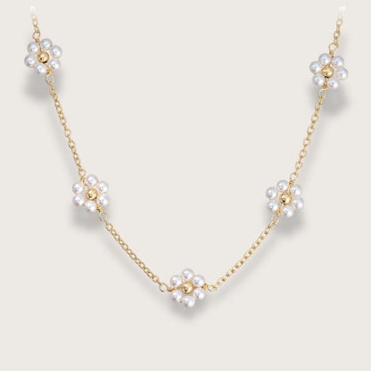 Guldhalskæde med perleblomster. Forgyldt vandfast halskæde med 5 små perleblomster. Smykker til kvinder fra Chant du Matin