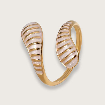 Vandfast emaljering – Guldbelagt ring med hvid emalje - vandfast fingerring - vandfaste smykker til kvinder