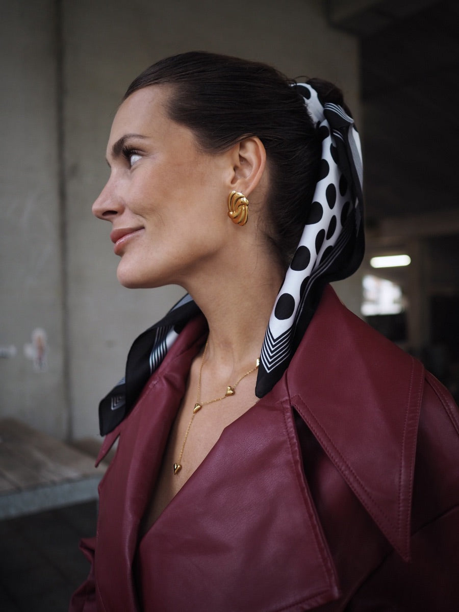 Frances tørklæde med polkaprikker