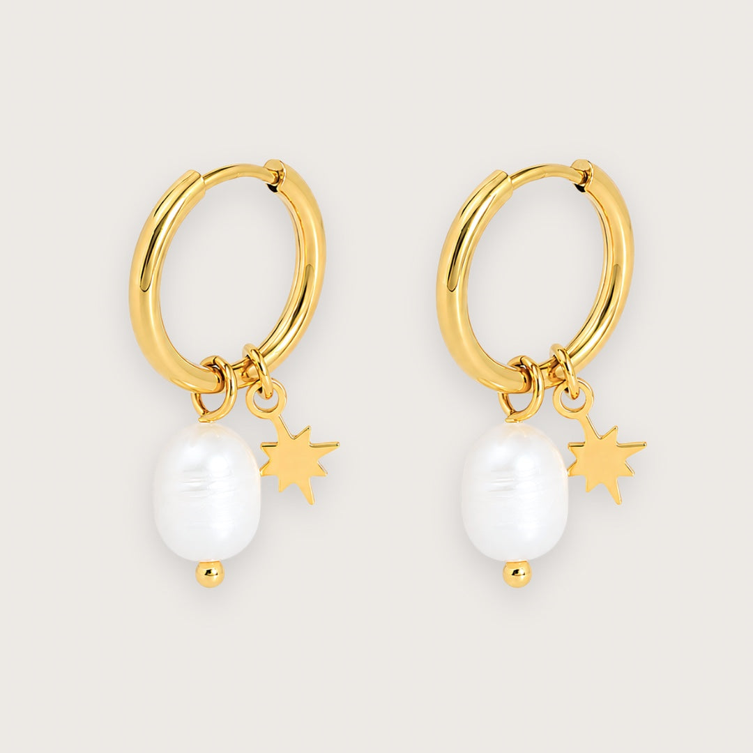 Elsie Øreringe – 18k forgyldt stål med ferskvandsperle og stjernevedhæng

Små elegante hoop-øreringe med ferskvandsperler og fine stjernevedhæng.

De elegante hoops i 18k forgyldt rustfrit stål kombinerer den klassiske ferskvandsperle med en lille stjernedetalje, der giver øreringene et levende og feminint udtryk.

Øreringene er lette og behagelige at bære og passer smukt til både opsat og løsthængende hår.

PVD-forgyldningen er vandfast og slidstærk.
guldhoops med ferskvandsperler
