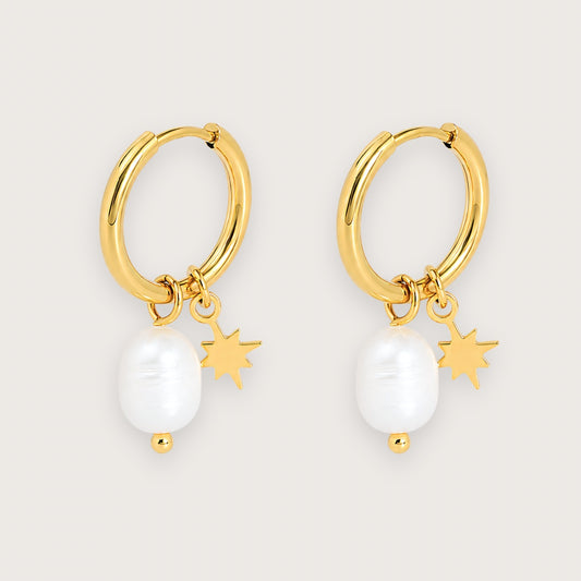 Elsie Øreringe – 18k forgyldt stål med ferskvandsperle og stjernevedhæng

Små elegante hoop-øreringe med ferskvandsperler og fine stjernevedhæng.

De elegante hoops i 18k forgyldt rustfrit stål kombinerer den klassiske ferskvandsperle med en lille stjernedetalje, der giver øreringene et levende og feminint udtryk.

Øreringene er lette og behagelige at bære og passer smukt til både opsat og løsthængende hår.

PVD-forgyldningen er vandfast og slidstærk.
guldhoops med ferskvandsperler
