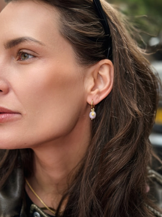 Elsie Øreringe – 18k forgyldt stål med ferskvandsperle og stjernevedhæng

Små elegante hoop-øreringe med ferskvandsperler og fine stjernevedhæng.

De elegante hoops i 18k forgyldt rustfrit stål kombinerer den klassiske ferskvandsperle med en lille stjernedetalje, der giver øreringene et levende og feminint udtryk.

Øreringene er lette og behagelige at bære og passer smukt til både opsat og løsthængende hår.

PVD-forgyldningen er vandfast og slidstærk.
guldhoops med ferskvandsperler
