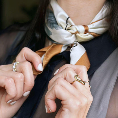 Smukt tørklæde med blomstermotiv i afdæmpede pasteltoner.

Luksuriøs følelse – blød, let og glansfuld satin.
Uendelige stylingmuligheder – brug det om halsen, i håret, på tasken.
et Satintørklæde, du får glæde af i mange år.

Klassiske, kvadratiske tørklæder kan bruges på utallige måder. Bind tørklædet om håret, brug det som en smuk detalje på tasken, som pandebånd, som klassisk silketørklæde om halsen, eller gør lidt ekstra ud af frisuren ved at binde tørklædet om din knold eller hestehale.

Satin tørklæde