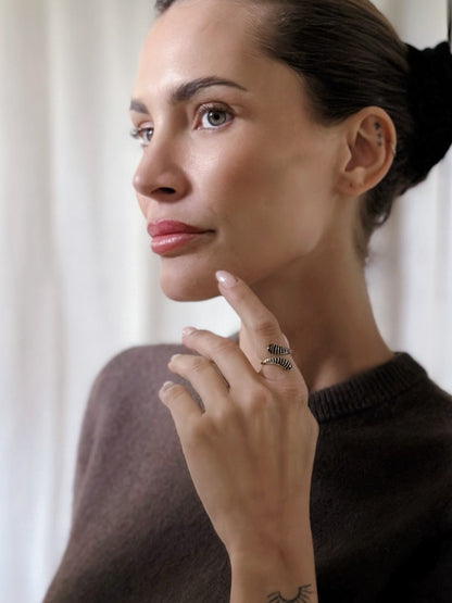 Delphine ring med sort emalje – Guldbelagt