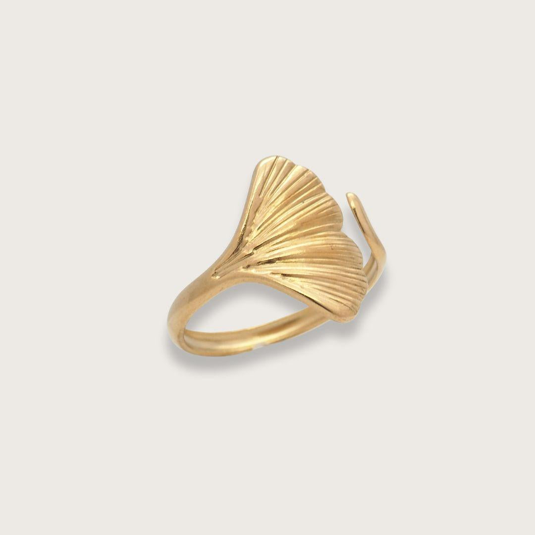 guldringe til kvinder - lille guldbelagt ring i rustfrit staal med blad-motiv, fiskehale, havfruefinne - ig style - chant du matin - rejsesmykker - vandfaste smykker