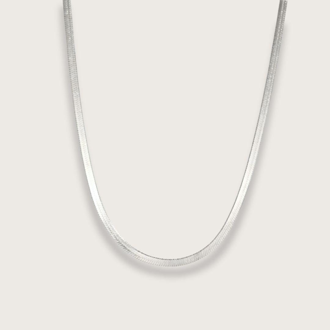 Flat snake chain-halskæde i sølvfarvet rustfrit stål. Flad snake chain halskæde. En af vores bestsellers. Perfekt alene eller matchet med andre sølvhalskæder. Vandfast og slidstærk. Enkel halskæde. klassisk halskæde. Sølvhalskæder til kvinder. Julegave fødselsdagsgave, venindegave.