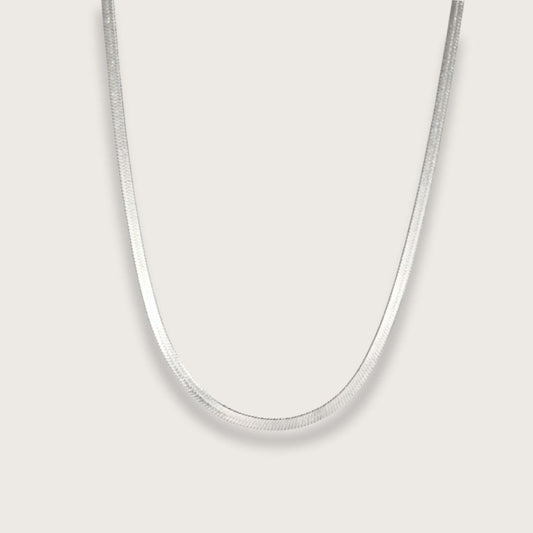 Flat snake chain-halskæde i sølvfarvet rustfrit stål. Flad snake chain halskæde. En af vores bestsellers. Perfekt alene eller matchet med andre sølvhalskæder. Vandfast og slidstærk. Enkel halskæde. klassisk halskæde. Sølvhalskæder til kvinder. Julegave fødselsdagsgave, venindegave.