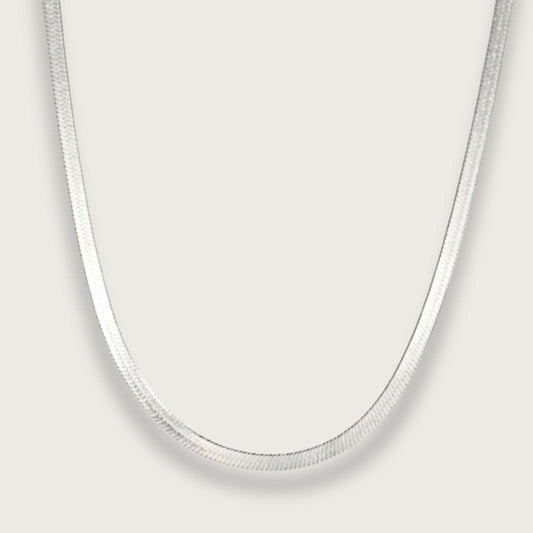 Flat snake chain-halskæde i sølvfarvet rustfrit stål. Flad snake chain halskæde. En af vores bestsellers. Perfekt alene eller matchet med andre sølvhalskæder. Vandfast og slidstærk. Enkel halskæde. klassisk halskæde. Sølvhalskæder til kvinder. Julegave fødselsdagsgave, venindegave.