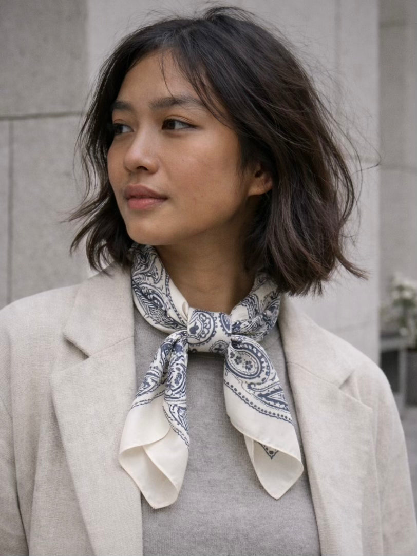 Lila hvidt satintørklæde med blåt paisleymønster