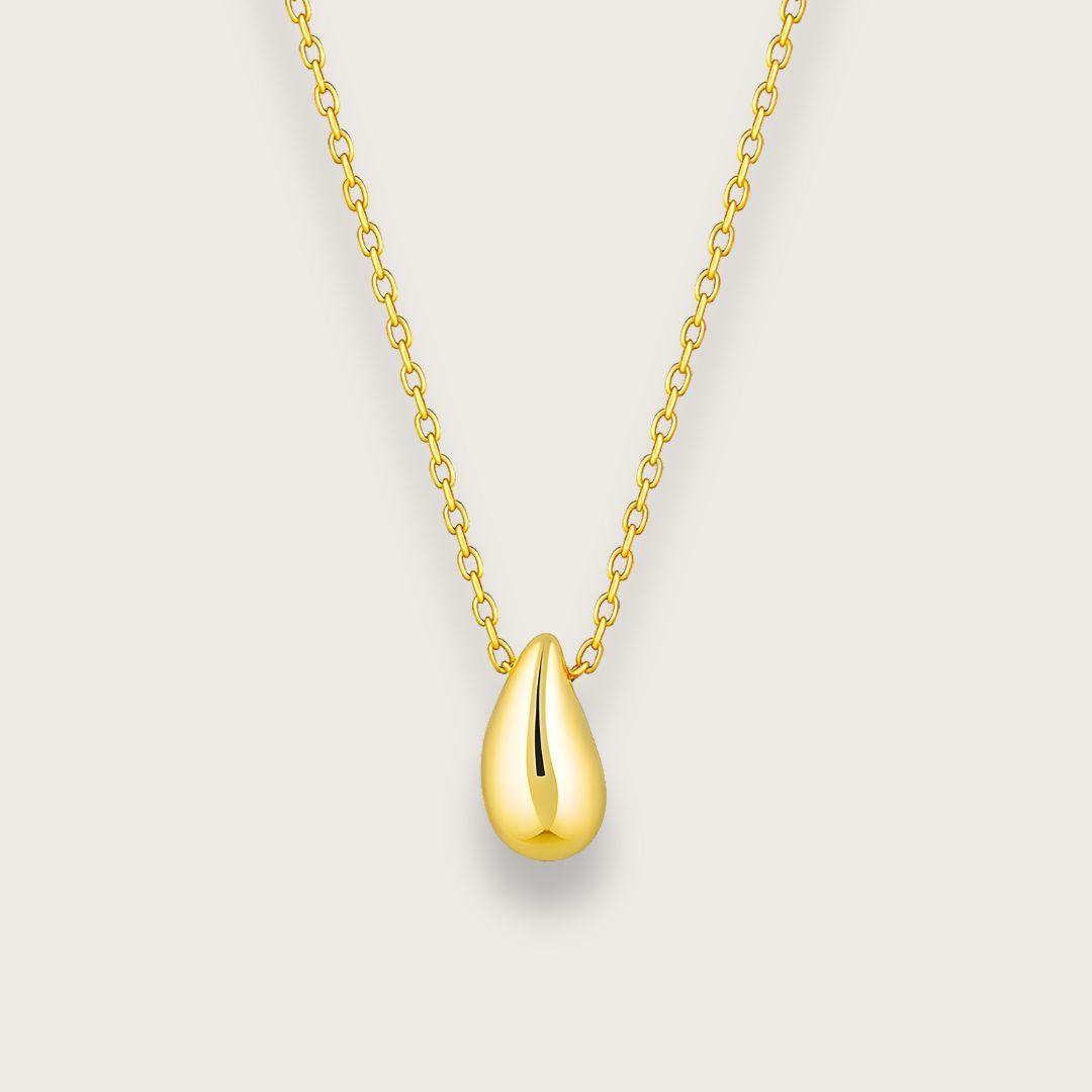 Guldbelagt halskæde med dråbeformet vedhæng i blank finish. Lavet i rustfrit stål med PVD-belægning, der gør smykket vandfast og slidstærkt. 