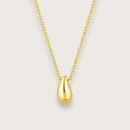 Guldbelagt halskæde med dråbeformet vedhæng i blank finish. Lavet i rustfrit stål med PVD-belægning, der gør smykket vandfast og slidstærkt. 