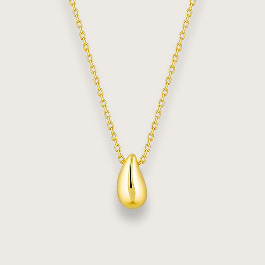 Guldbelagt halskæde med dråbeformet vedhæng i blank finish. Lavet i rustfrit stål med PVD-belægning, der gør smykket vandfast og slidstærkt. 