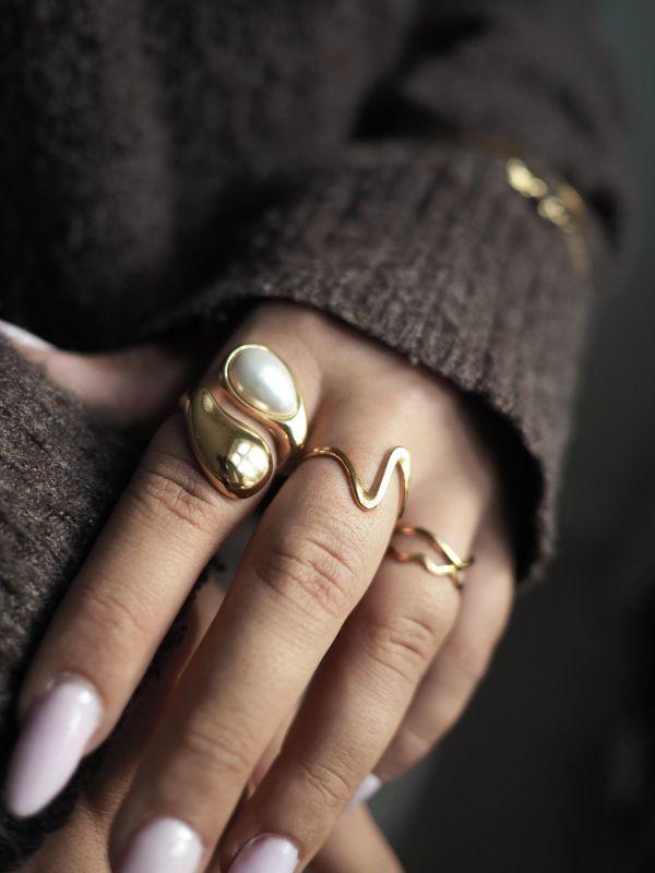 Gulbelagt statementring med imiteret perle - pvd-coatede vandfaste smykker til kvinder - guldringe - stor chunky ring - statementsmykker - chant du matin