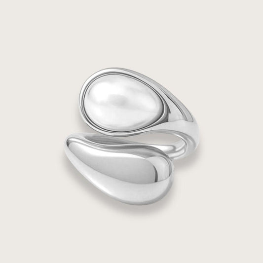 Sølvbelagt statementring med stor perle. Smuk og iøjnefaldene chunky sølvring Slidstærk og vandfast ring til kvinder. Sølvringen med perle er en smuk skulpturel tilføjelse til din smykkesamling.  En smuk ring til dig, der elsker chunky smykker. Perleringen er PVD-belagt og vandfast.  Justerbar. 