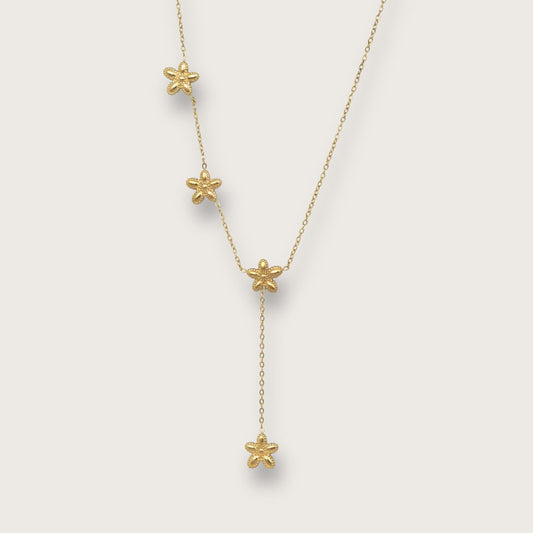 Smuk 18k guldbelagt blomsterhalskæde i populært Y-design.

Grace Y-halskæden er et klassisk smykke med moderne kant til de dage, hvor du lige vil udstråle dét ekstra.&nbsp;

Den tynde halskæde og blomsternes tyngde skaber en elegant kontrast, der kan løfte ethvert outfit.

Blomsterhalskæden måler 41 + 4 cm, og vedhænget måler ca. 6 cm.

En smuk gave til en, du holder af.

Y-halskædens PVD-coating gør forgyldningen vandfast og slidstærk, så den holder op til 10 gange længere end traditionelle guldbelægninger