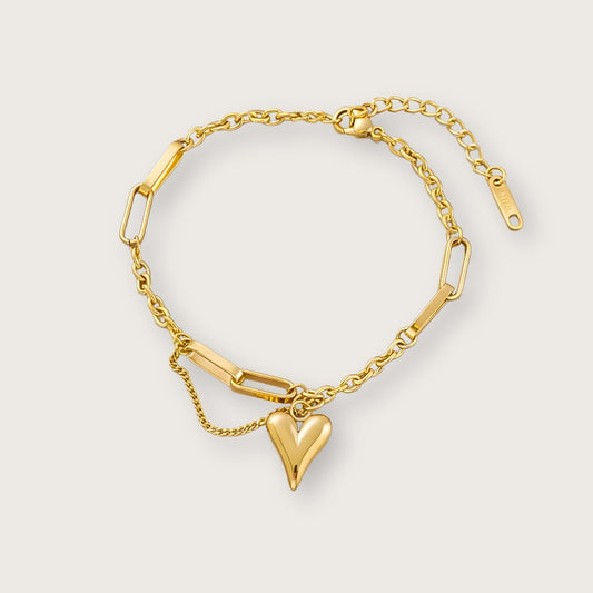 Guldbelagt hjertearmbånd til kvinder. Forgyldt armbånd med smukt hjertevedhæng  pvd-belægning. Vandfaste smykker til kvinder. Waterproof hjertearmbånd guld. Gaver til hende. Hverdagssmykker i god kvalitet. Nikkelfrit og allergivenligt armbånd. Valentinesgaver til hende. Gaver under 250 kroner.