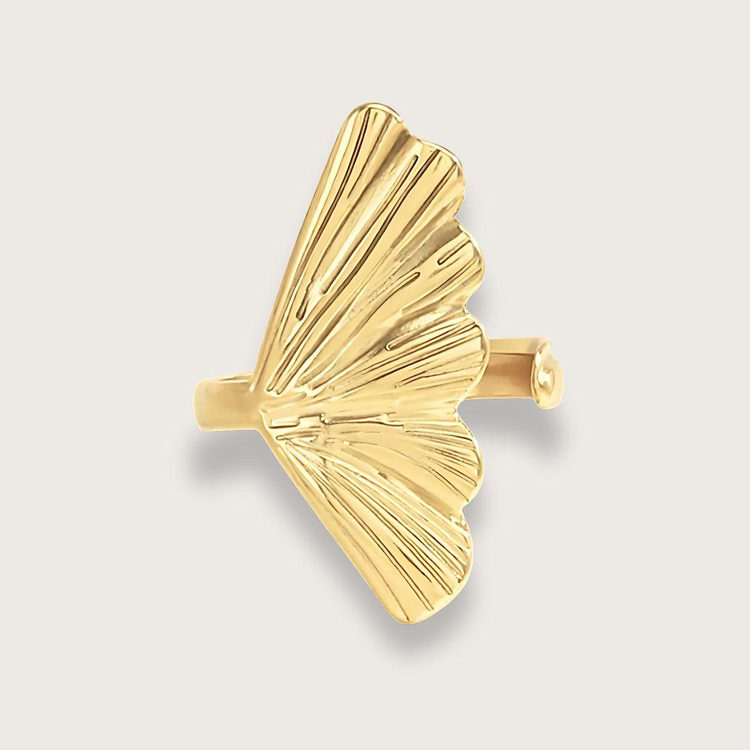Vandfast guldbelagt ring med ginko-blad i PVD-belagt rustfrit stål. Velegnet som hverdagsring, da den er både vandfast og slidstærk. Den perfekte venindegave.  Guldbelagt ring med gingko-blad · Vandfaste ringe til kvinder