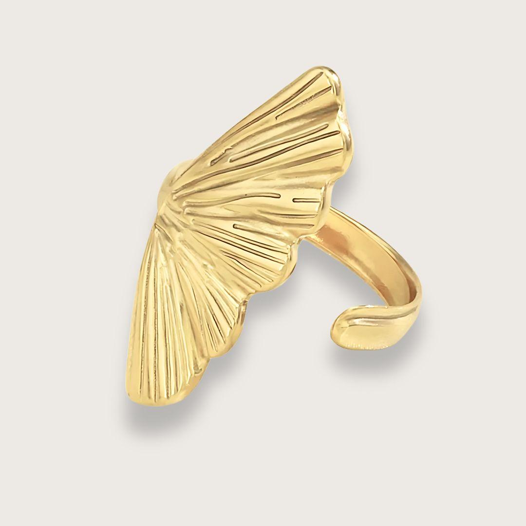Vandfast guldbelagt ring med ginko-blad i PVD-belagt rustfrit stål. Velegnet som hverdagsring, da den er både vandfast og slidstærk. Den perfekte venindegave.  Guldbelagt ring med gingko-blad · Vandfaste ringe til kvinder