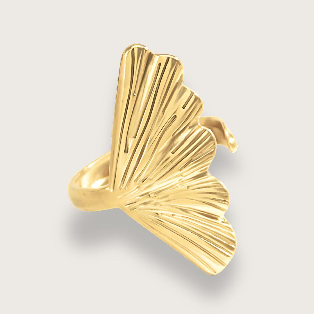 Vandfast guldbelagt ring med ginko-blad i PVD-belagt rustfrit stål. Velegnet som hverdagsring, da den er både vandfast og slidstærk. Den perfekte venindegave.  Guldbelagt ring med gingko-blad · Vandfaste ringe til kvinder