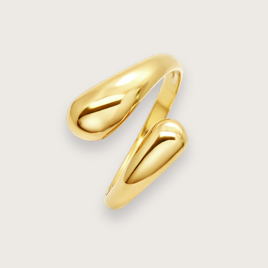 Smuk og enkel ring i 18k PVD-belagt rustfrit stål.

Elegant slå-om-ring i klassisk design

Vandfast ring med slidstærk guldbelægning
Perfekt til mix 'n match og ringstacking med andre guldringe.

Liors enkle slå-om-design gør ringen velegnet som hverdagsring og som del af et ring-stacking look med andre guldbelagte ringe

Slå-om-ringen er justerbar og kan derfor nemt bruges på forskellige fingre og kombineres med dine andre smykkefavoritter.

Ringen er justerbar fra størrelse 49-54. 