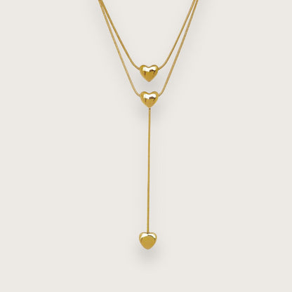 Smuk 18k guldbelagt hjertehalskæde i populært dobbeltkædedesign.

Ivy Y-halskæden er et klassisk smykke med moderne kant til de dage, hvor du lige vil udstråle dét ekstra.&nbsp;

De to elegante kæder og de tre små hjerter giver smykket et trendy udtryk og en skøn balance mellem det stilrene og det romantiske.

En elegant halskæde, der kan løfte ethvert outfit.&nbsp;

Hjertehalskæden måler 40 + og har en forlænger på 5 cm, så den kan justeres efter behov. Kæden med vedhænget måler ca. 6 cm.

Ivy er smuk gave