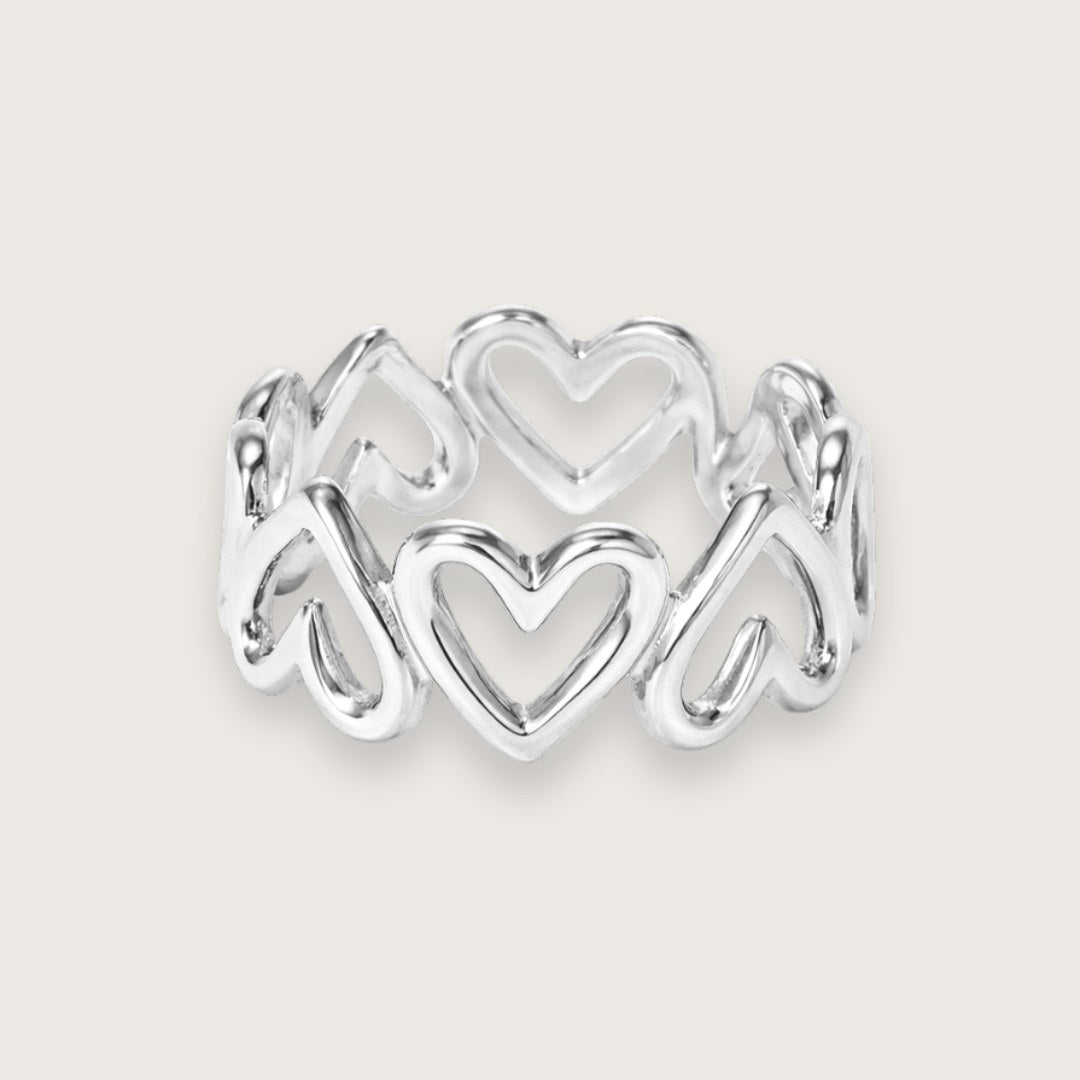 Smuk og enkel hjertering i sølvfarvet rustfrit stål.

Vandfast og slidstærk sølvring til kvinder

Perfekt til hverdagsbrug og ring-stacking med andre sølvringe.
Ring i klassisk og tidløst hjertedesign

Thyas simple udformning gør den både velegnet som hverdagsring og som del af et ring-stacking look, hvor den komplimenterer forskellige statementringe for et eksklusivt, sammensat udtryk.

sølvringe, sølv ring, sølvsmykker, sølvtonet stål, sølvfarvet, vandfast ring