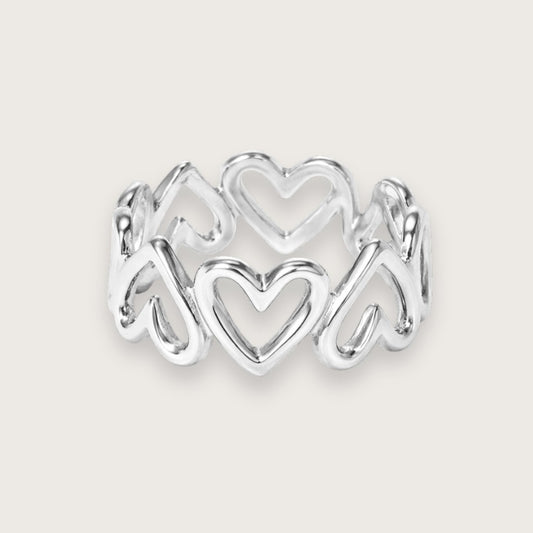 Smuk og enkel hjertering i sølvfarvet rustfrit stål.

Vandfast og slidstærk sølvring til kvinder

Perfekt til hverdagsbrug og ring-stacking med andre sølvringe.
Ring i klassisk og tidløst hjertedesign

Thyas simple udformning gør den både velegnet som hverdagsring og som del af et ring-stacking look, hvor den komplimenterer forskellige statementringe for et eksklusivt, sammensat udtryk.

sølvringe, sølv ring, sølvsmykker, sølvtonet stål, sølvfarvet, vandfast ring