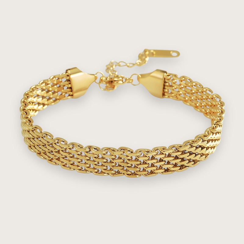 18k forgyldt armbånd i klassisk design

Det populære Holly-armbånd er 18k forgyldt og PVD-belagt, så det tåler vand og hverdagens slid uden at miste farven.

Armbåndets tidløse design passer til alle lejligheder og matcher flot med andre guldarmbånd, næsten uanset hvilken stil man går efter.

Holly-armbåndet er justerbart og måler 16 cm + 5 cm forlænger.