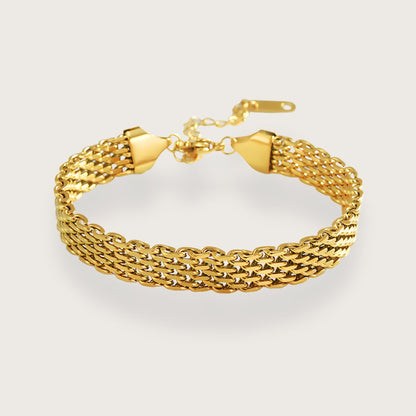 Holly guldbelagt armbånd - Vandfaste smykker til kvinder. Smukt 18k guldbelagt armbånd. Holly-armbåndets tidløse design passer til alle lejligheder og matcher flot med andre guldsmykker. Vandfaste og slidstærkt, Gaver under 300 kroner. Smukt guldbelagt armbånd i tidløst design.

Det populære Holly-armbånd er 18k forgyldt og PVD-belagt, så det tåler vand og hverdagens slid uden at miste farven.

Armbåndets tidløse design passer til alle lejligheder og matcher flot med andre guldarmbånd.