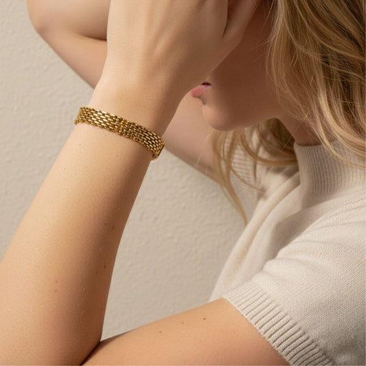 Holly guldbelagt armbånd - Vandfaste smykker til kvinder. Smukt 18k guldbelagt armbånd. Holly-armbåndets tidløse design passer til alle lejligheder og matcher flot med andre guldsmykker. Vandfaste og slidstærkt, Gaver under 300 kroner. Smukt guldbelagt armbånd i tidløst design.

Det populære Holly-armbånd er 18k forgyldt og PVD-belagt, så det tåler vand og hverdagens slid uden at miste farven.

Armbåndets tidløse design passer til alle lejligheder og matcher flot med andre guldarmbånd.