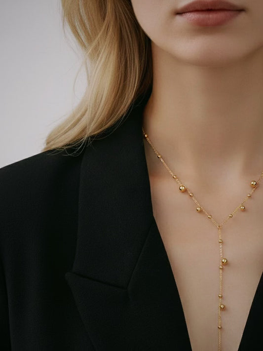 Isabel Y-halskæde med dot-vedhæng - Guldbelagt