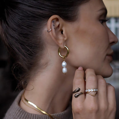 Genevieve hoops med ferskvandsperler – Guldbelagt