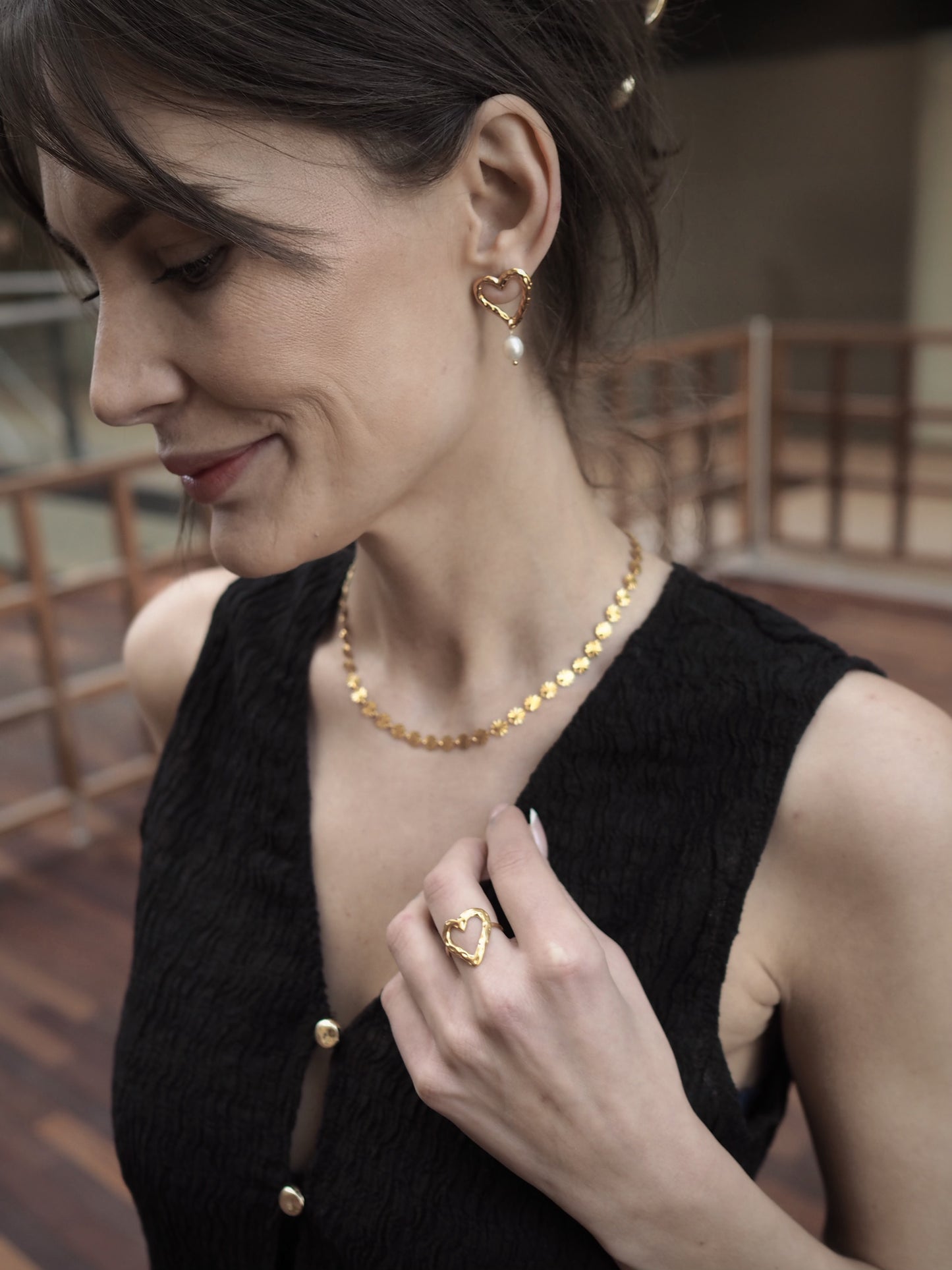 Sofia hjerteøreringe med ferskvandsperler – Guldbelagte