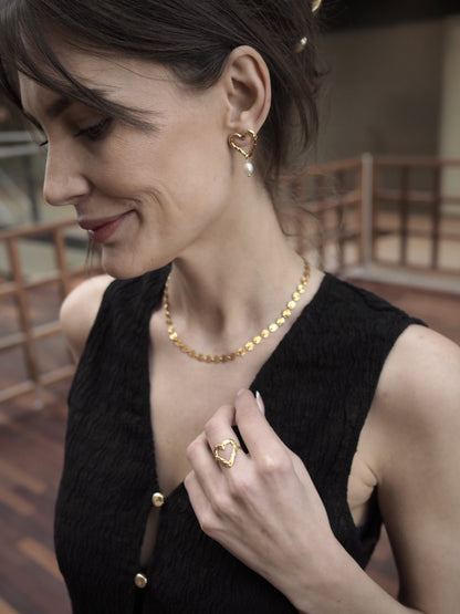 Sofia hjerteøreringe med ferskvandsperler – Guldbelagte