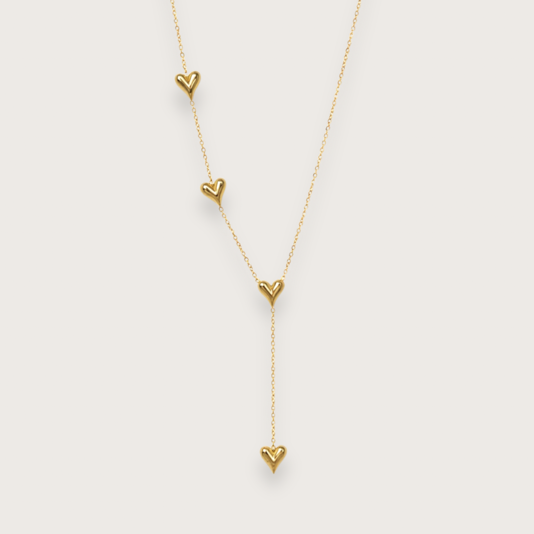 Smuk 18k guldbelagt hjertehalskæde med PVD-coating.

Inès hjertehalskæden er en klassisk Y-halskæde med moderne kant til de dage, hvor du lige vil udstråle dét ekstra. 

Den tynde halskæde og hjerternes tyngde skaber en elegant kontrast, der kan løfte ethvert outfit.

Inés-halskæden findes også som armbånd.

Hjertehalskæden måler 42 + 5 cm, og vedhænget måler ca. 6 cm.

En smuk gave til en, du holder af.
