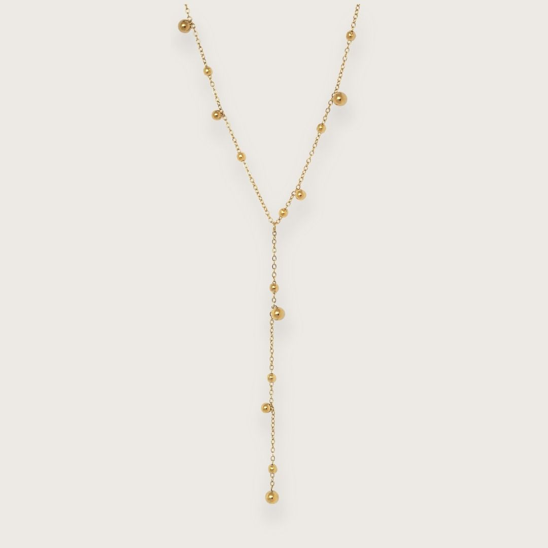 Smuk guldbelagt halskæde med elegante små kuglevedhæng.

Trendy Y-halskæde med kugle-design
Vandfast og slidstærk guldbelægning
En halskæde, der kan dresse ethvert outfit op

Isabel Halskæden med de små gyldne dangling dots er en elegant og let kæde, der giver et blødt, feminint udtryk.

Det enkle kugledesign gør den super nem at style med andre guldhalskæder.